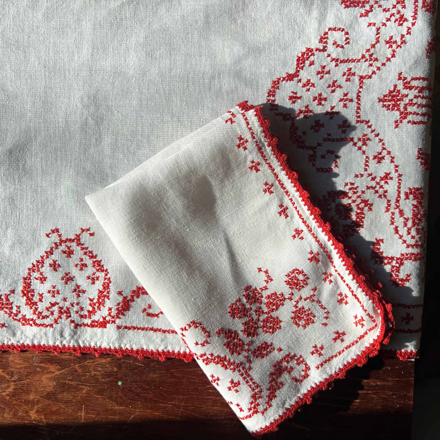 vintage red embroidered table linen set (for 5)