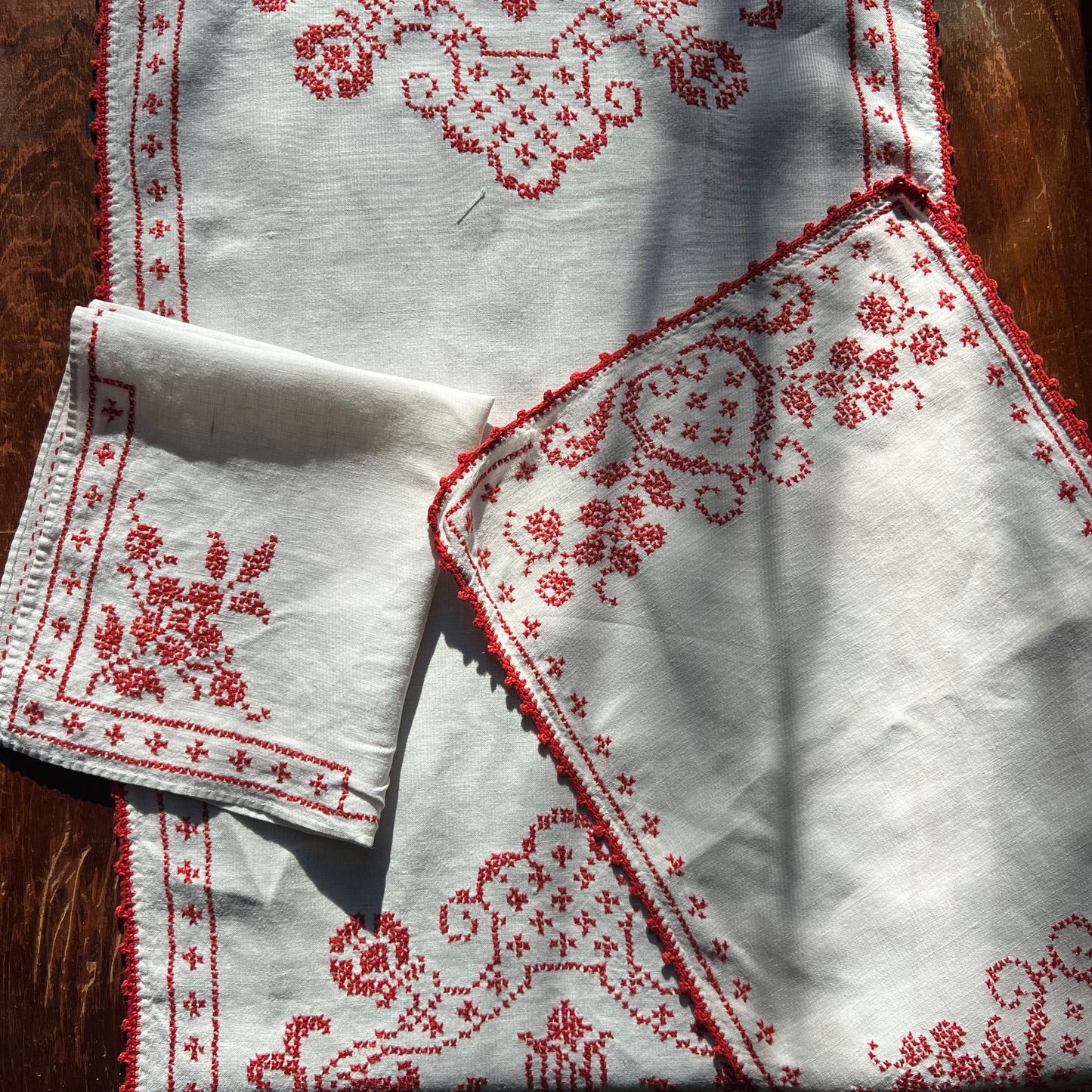 vintage red embroidered table linen set (for 5)